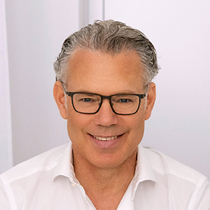 portrait dr joerg widmann erstberatung plastische chirurgie in muenchen zentrum nah 300x300